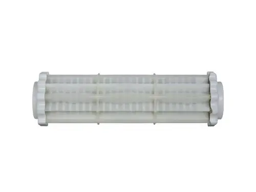 Weißes Filterelement mit länglicher Form und gerippter Oberfläche, geeignet für BWT-Produkte, zur Verbesserung der Filterfläche im Wasserfiltersystem.